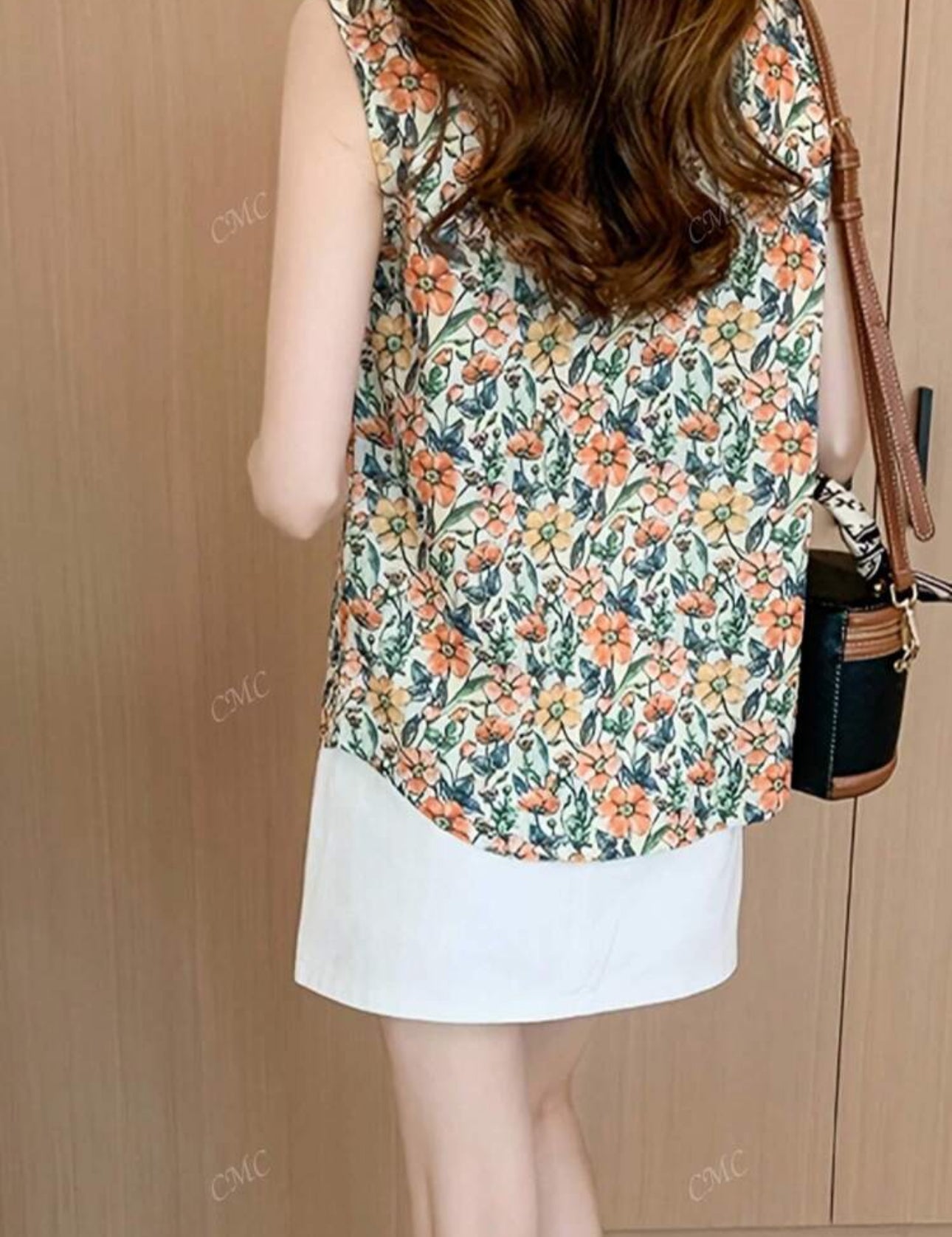Camisa manga corta estampado floral beige, verde y anaranjado