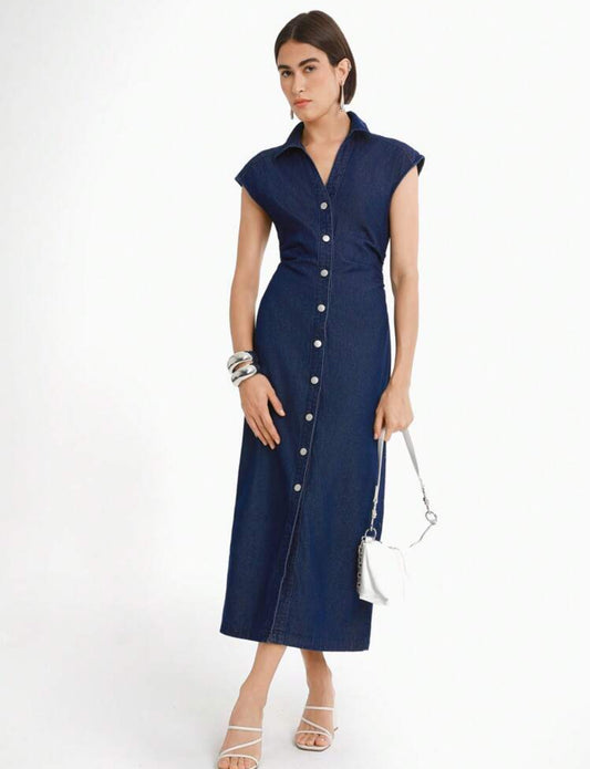 Vestido recto de mezclilla azul oscuro con botones