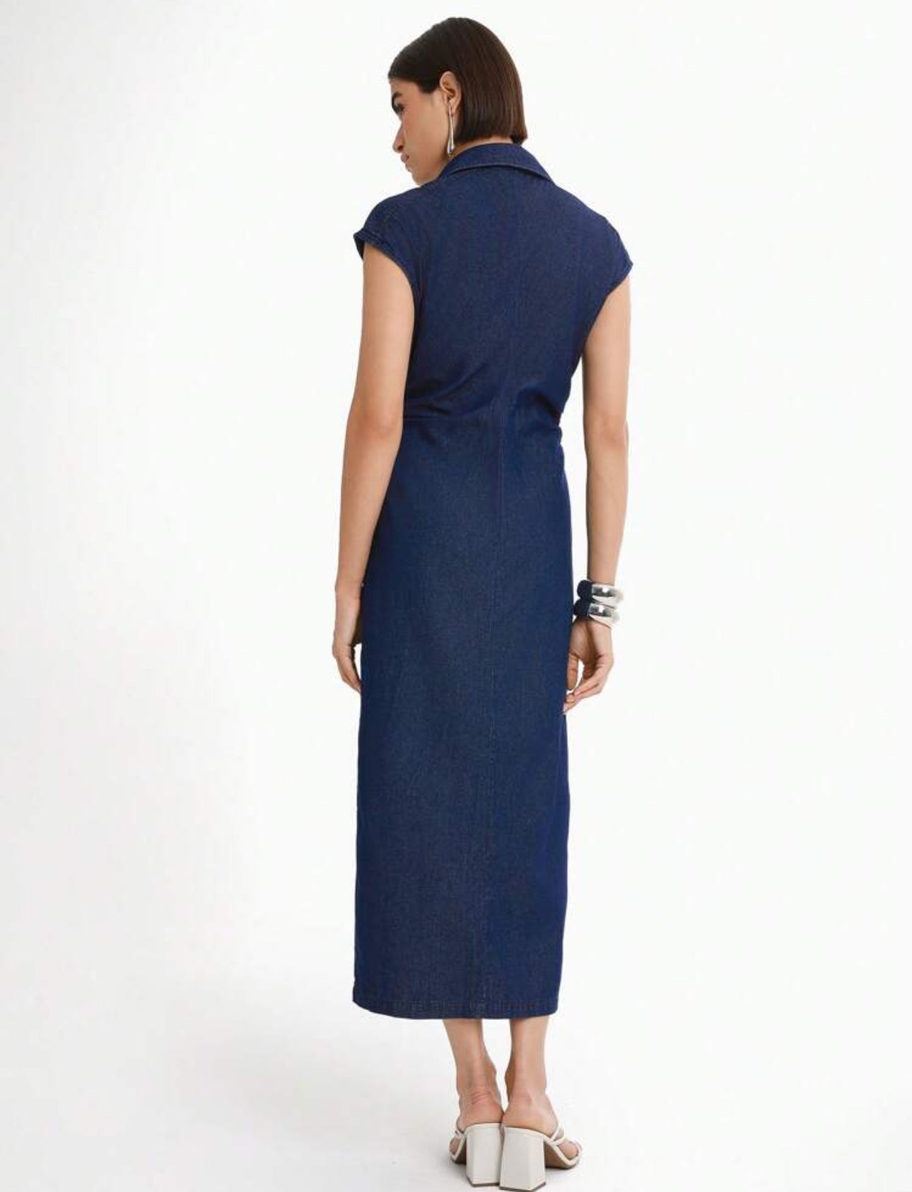 Vestido recto de mezclilla azul oscuro con botones
