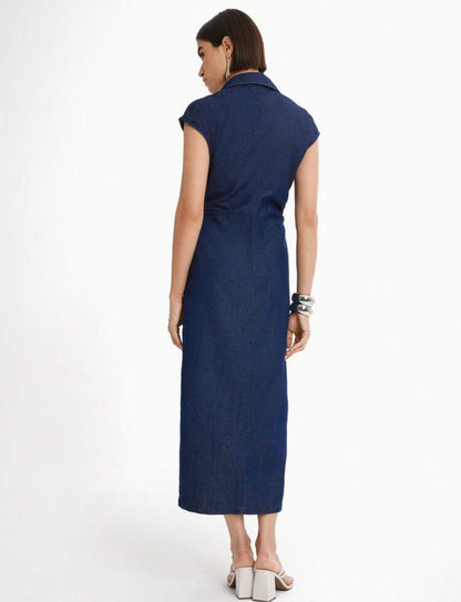 Vestido recto de mezclilla azul oscuro con botones