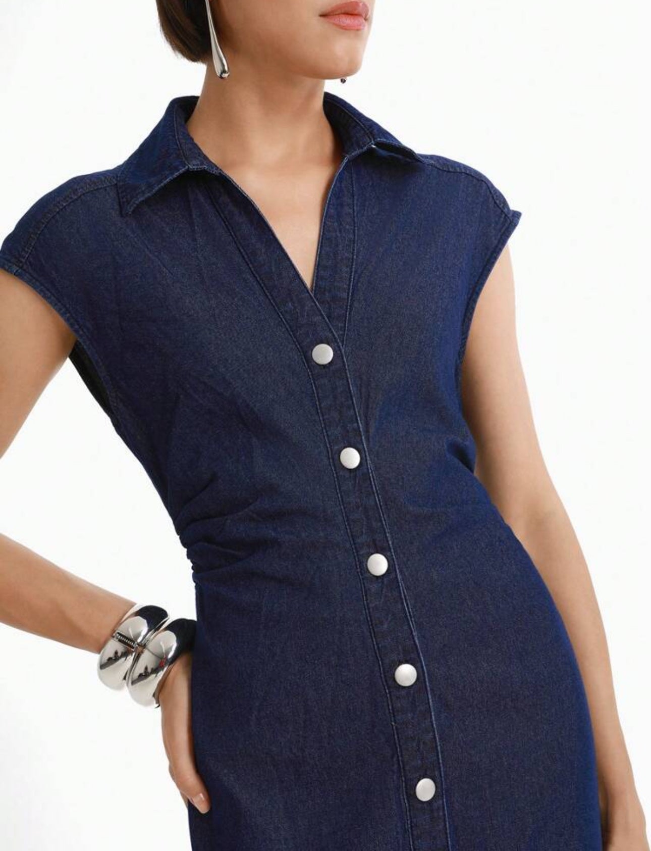 Vestido recto de mezclilla azul oscuro con botones