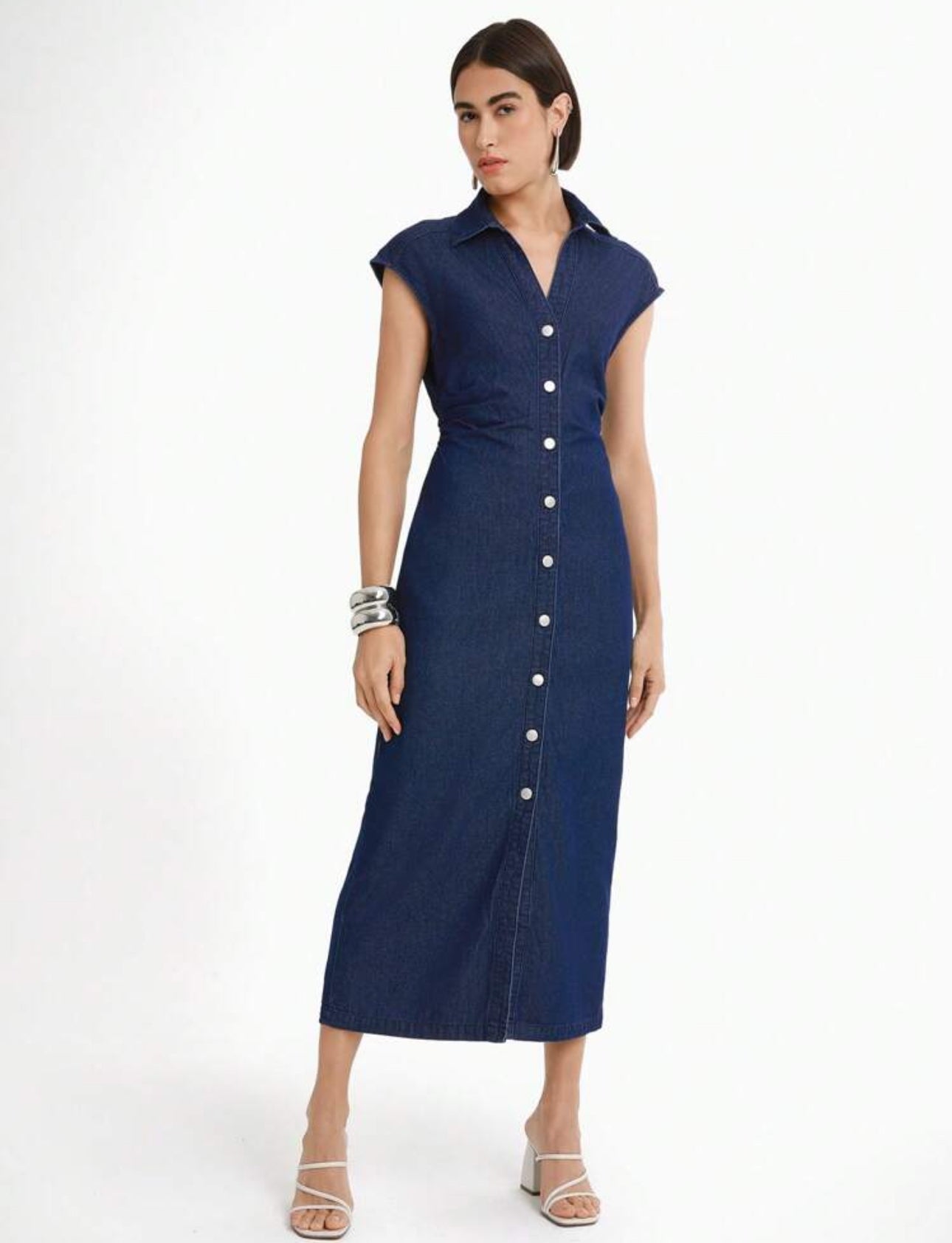 Vestido recto de mezclilla azul oscuro con botones