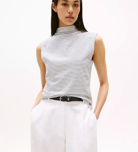 Camisa blanca con lineas azul marino