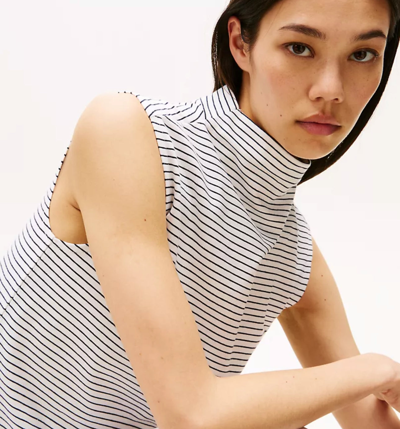 Camisa blanca con lineas azul marino