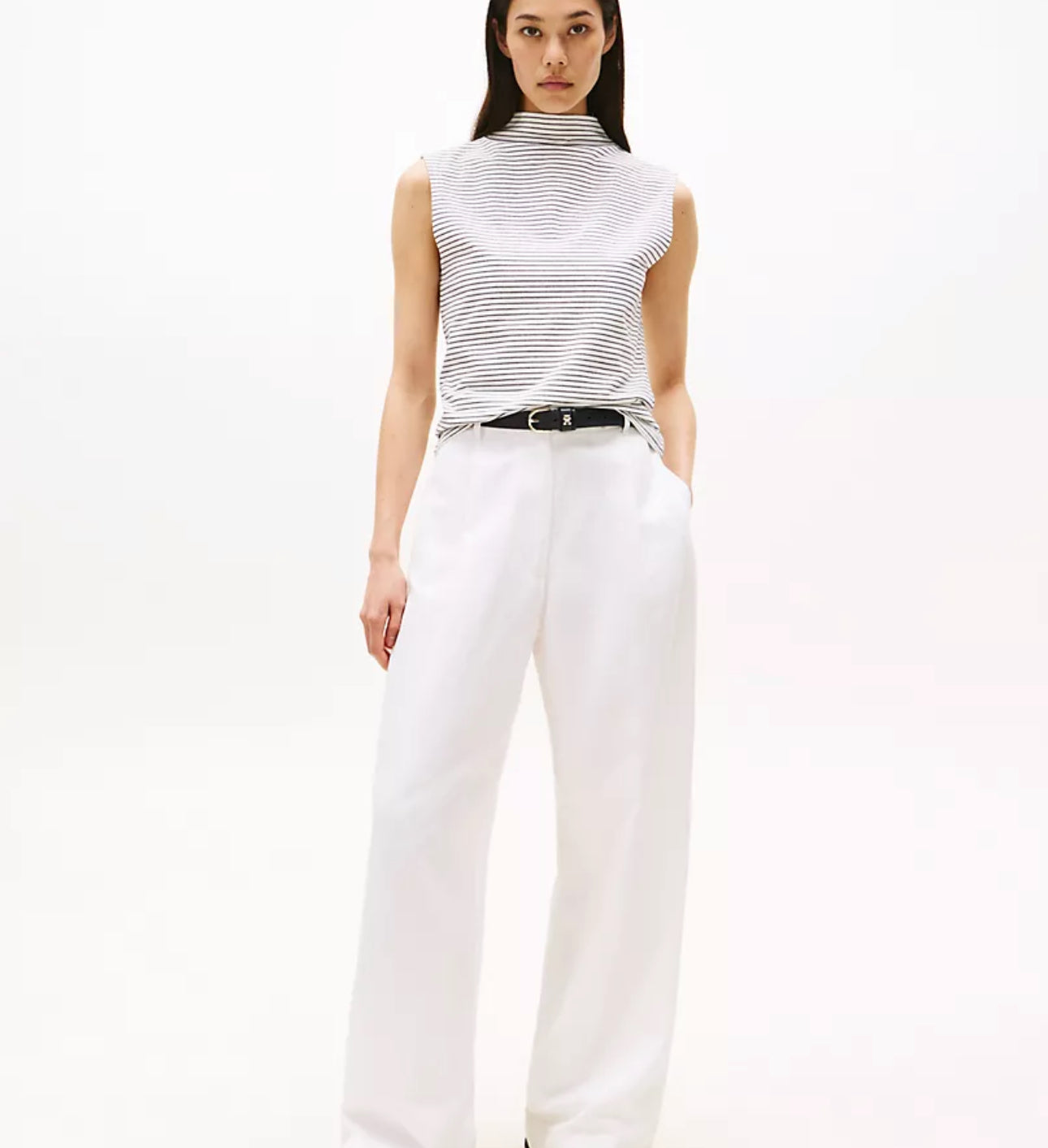 Camisa blanca con lineas azul marino