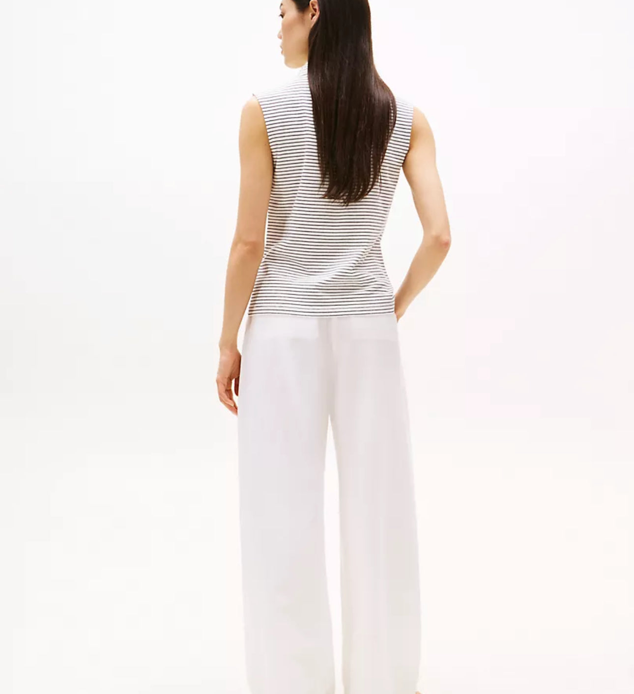 Camisa blanca con lineas azul marino