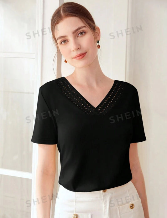 Camisa negra cuello V