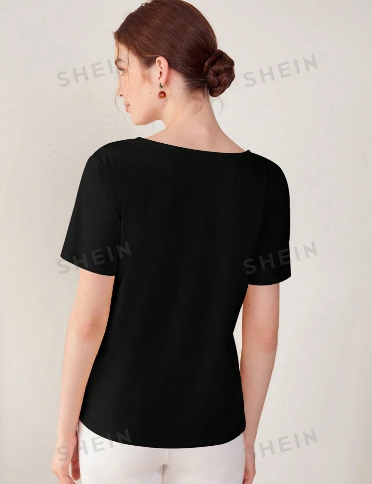 Camisa negra cuello V