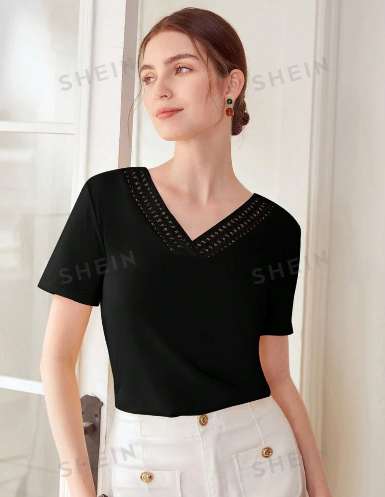 Camisa negra cuello V