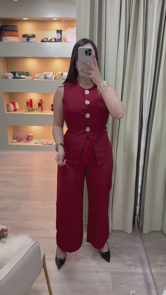 Conjunto rojo: pantalón y blusa con botones dorados