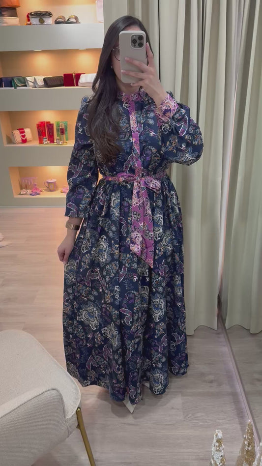 Vestido largo azul con manga larga y estampado elegante