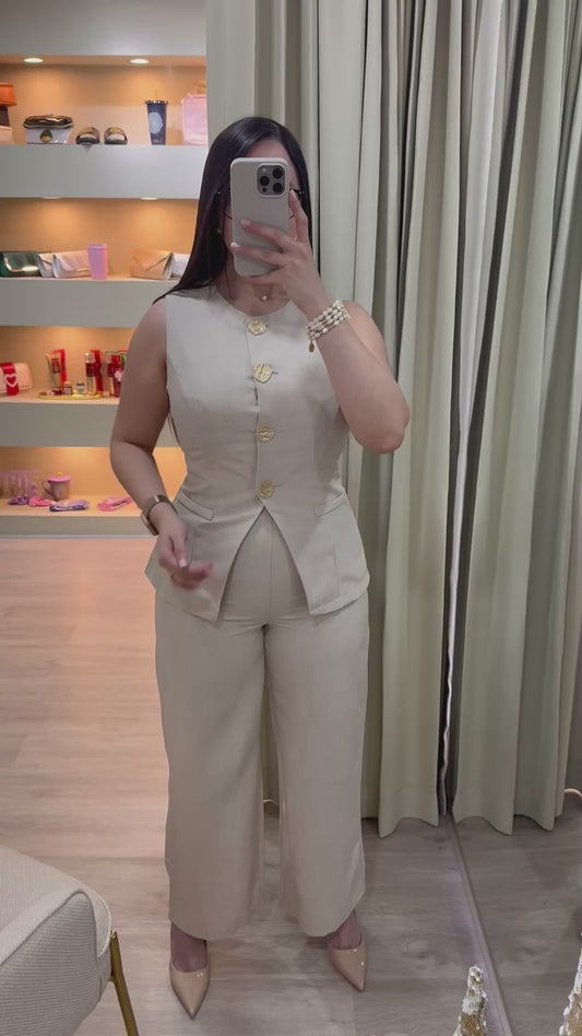 Conjunto beige: pantalón y camisa con botones dorados