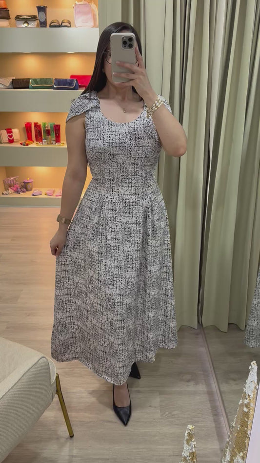 Vestido elegante blanco y negro con cuello redondo