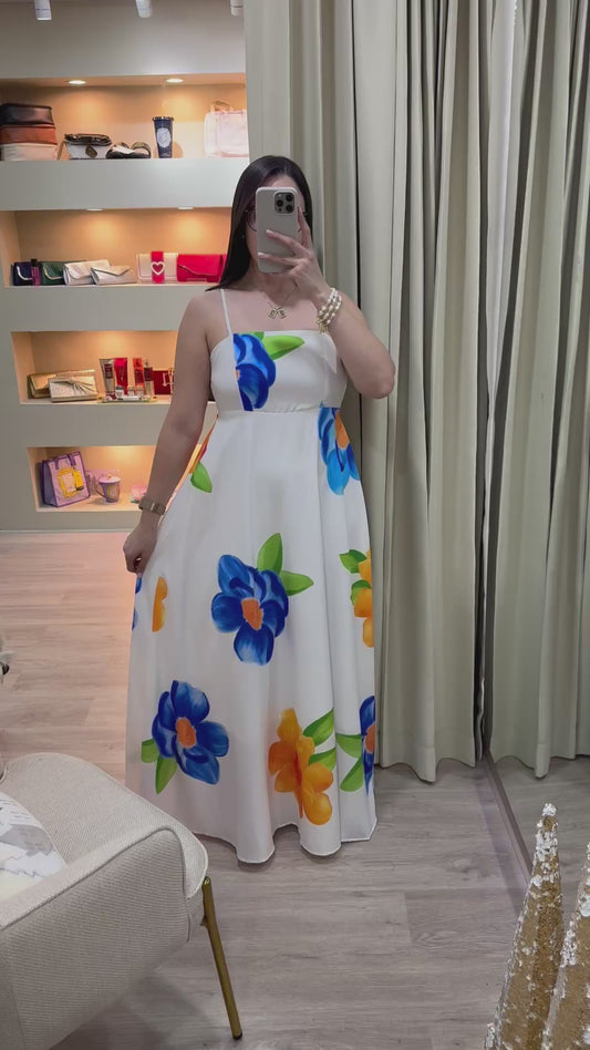 Vestido blanco con tirantes finos y con estampado floreado