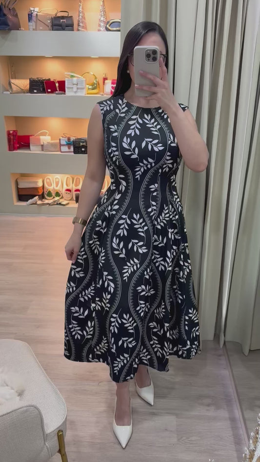 Vestido negro elegante con patron de hojas blancas