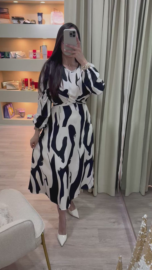 Vestido beige con estampado negro cruzado