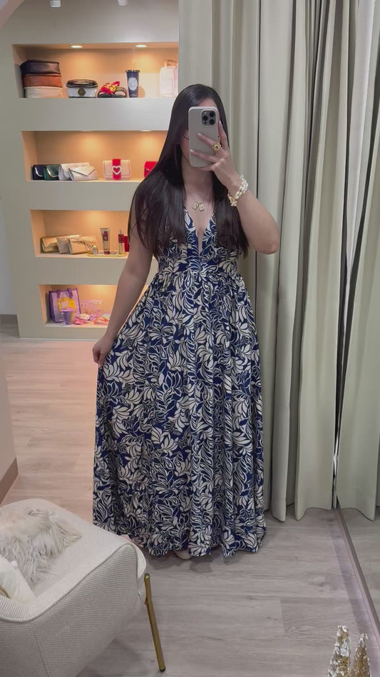 Vestido azul y beige de verano con tirantes cruzados
