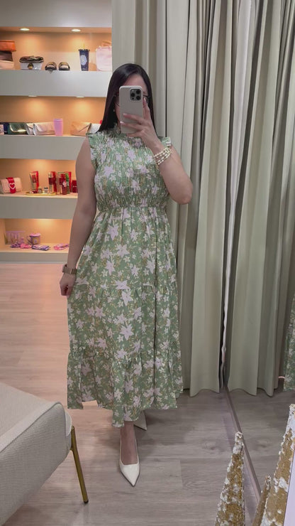 Vestido largo color verde claro con flores beige