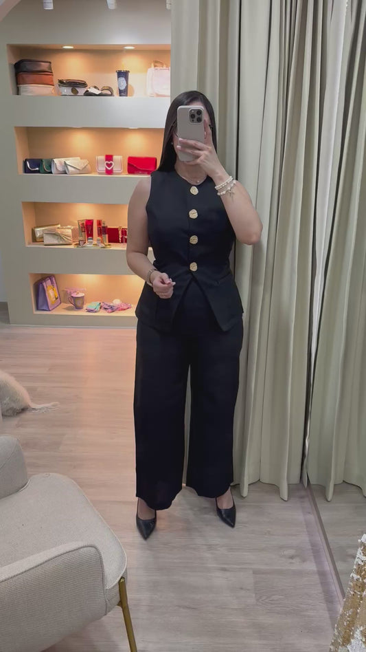 Conjunto negro con botones dorados