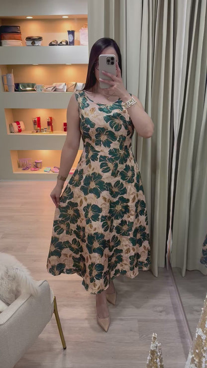 Vestido midi beige con flores verdes