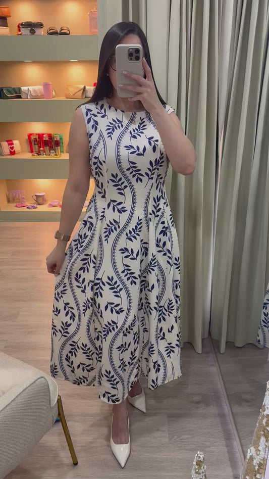 Vestido cuello redondo, blanco con estampado de hojas azules