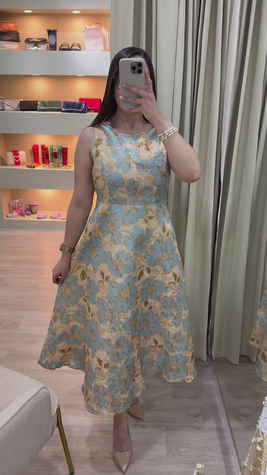 Vestido amarillo con flores azules