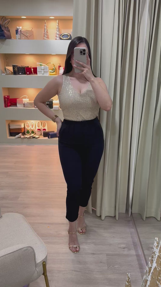 Camisa dorada de lentejuelas y cuello en V