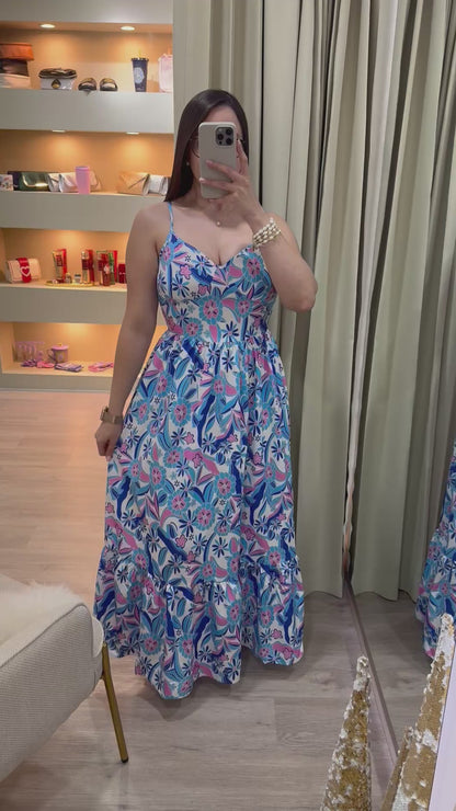 Vestido largo azul claro con estampado rosado