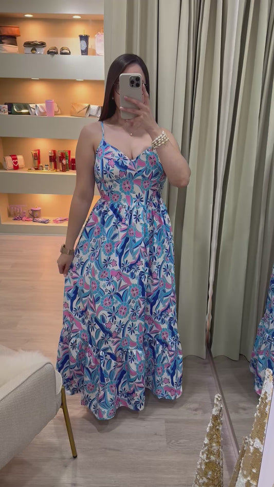 Vestido largo azul claro con estampado rosado