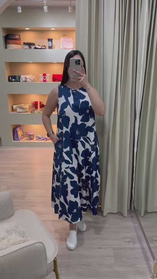 Vestido blanco y azul estilo midi linea A con estampado floral