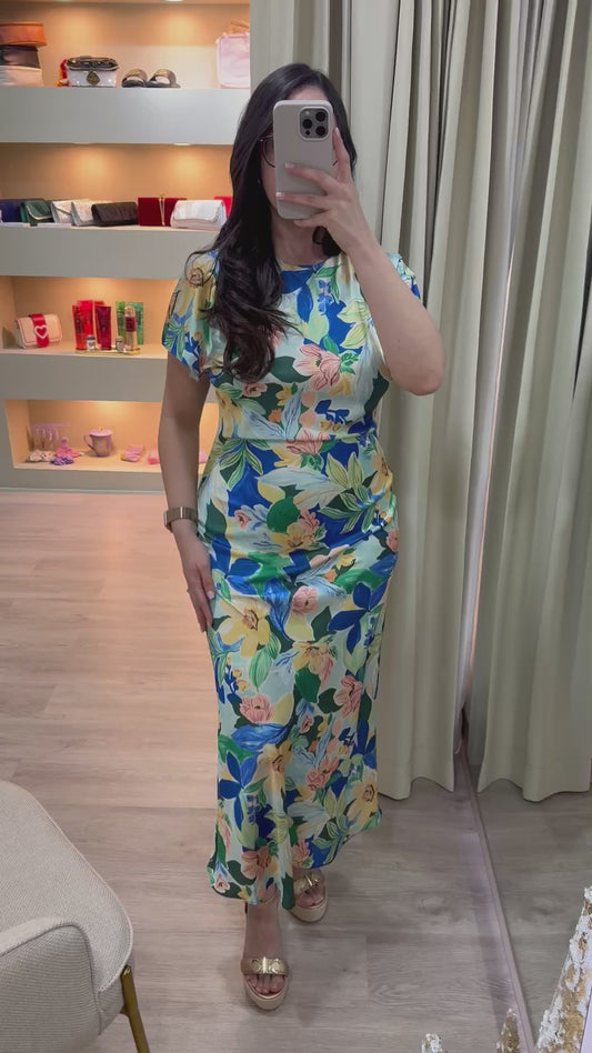 Vestido largo azul con estampado floral y manga corta