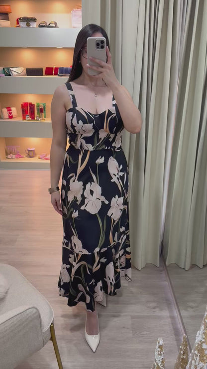 Vestido elegante negro con estampado beige y tirantes finos