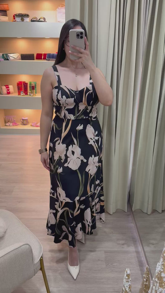 Vestido elegante negro con estampado beige y tirantes finos