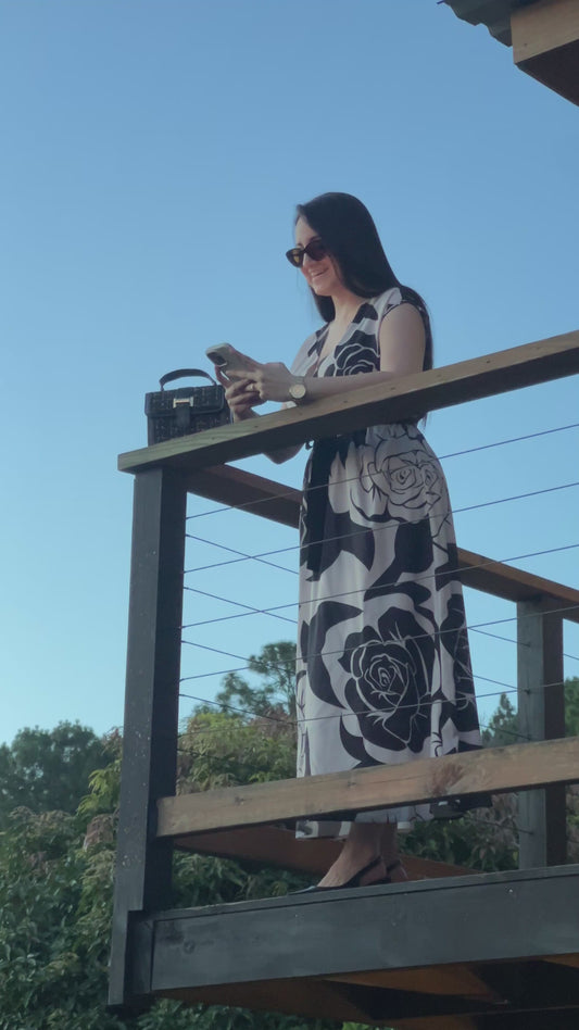 Vestido elegante beige con estampado floral negro