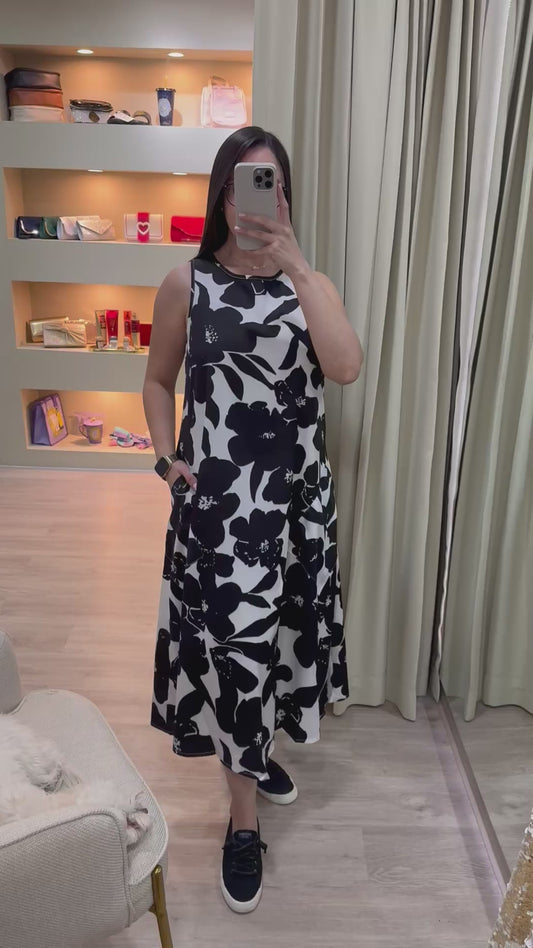 Vestido blanco y negro estilo midi línea A con estampado floral