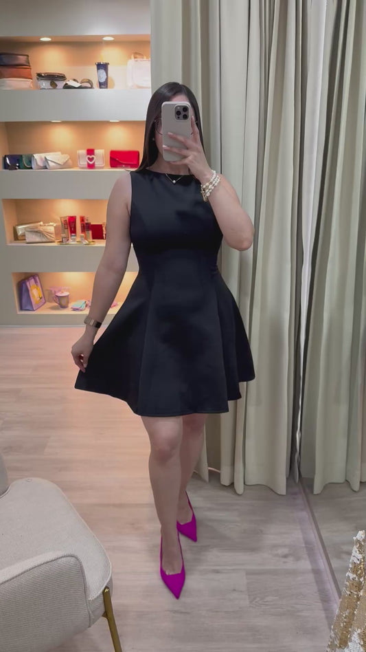 Vestido negro corto minimalista