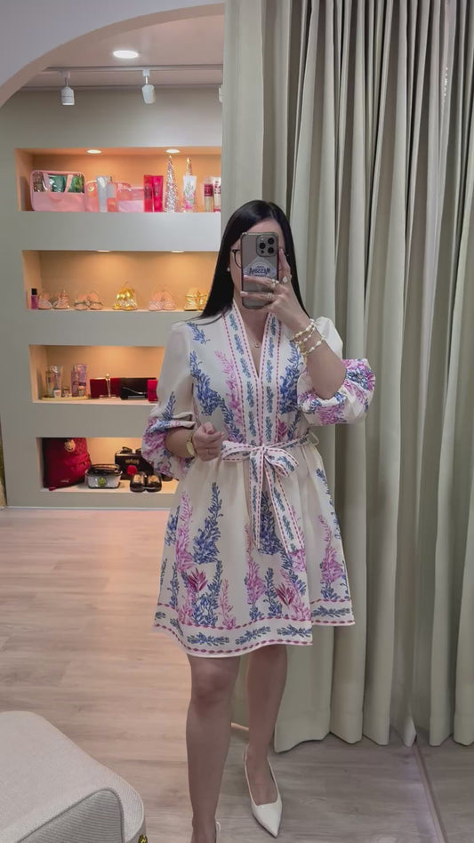 Vestido de verano elegante beige con azul y rosado