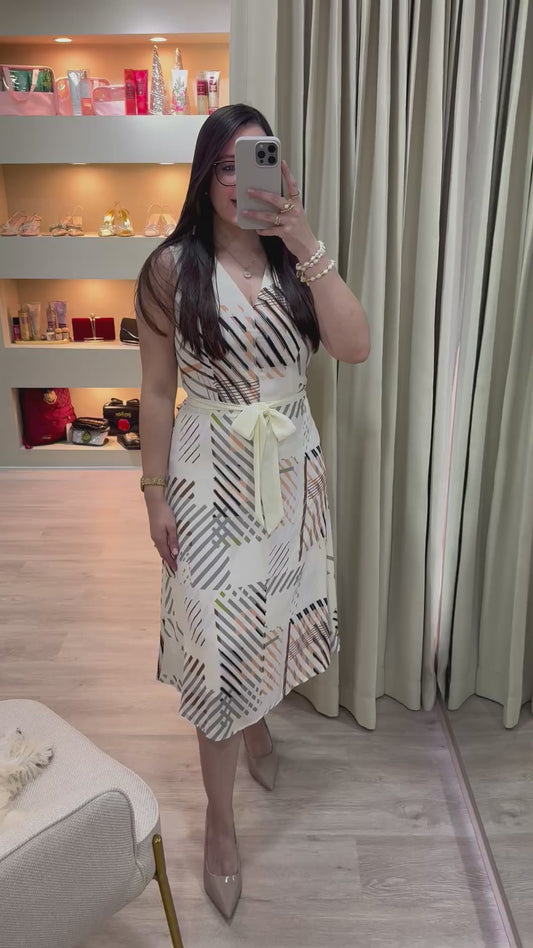 Vestido beige con estampado y con cinturon