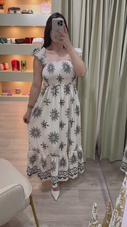 Vestido largo, cuello cuadrado, color beige y estampado floral negro