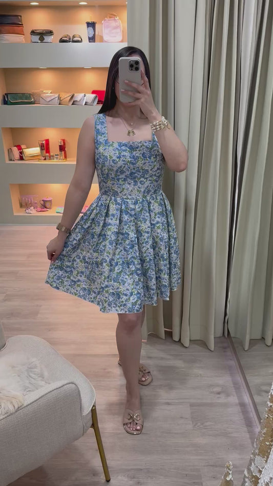 Vestido azul corto con estampado floral