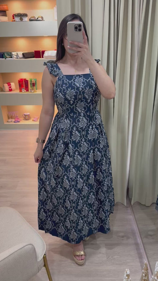 Vestido azul marino con estampado floral blanco