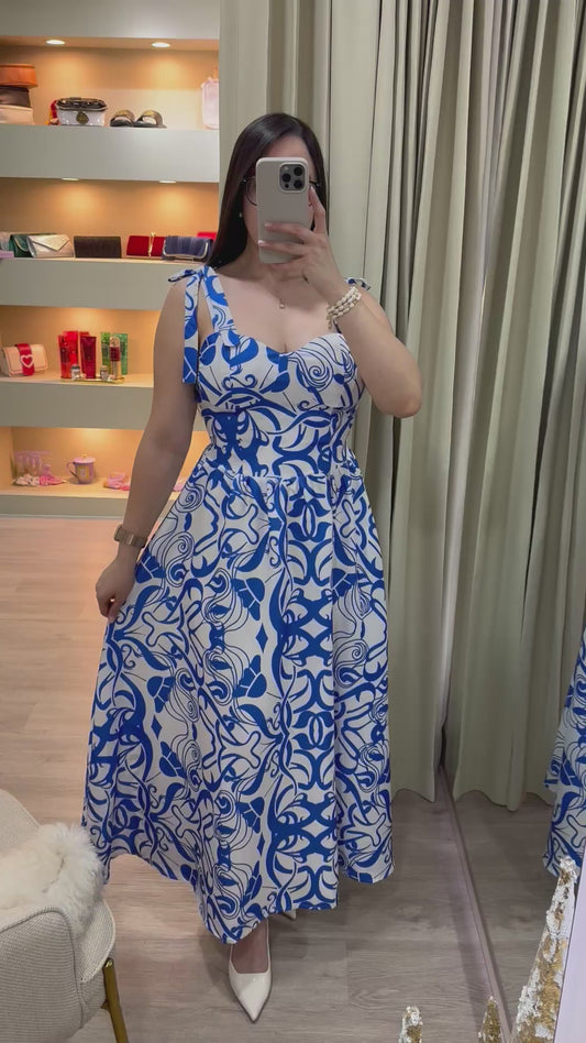 Vestido blanco con estampado azul escote en V y tirantes