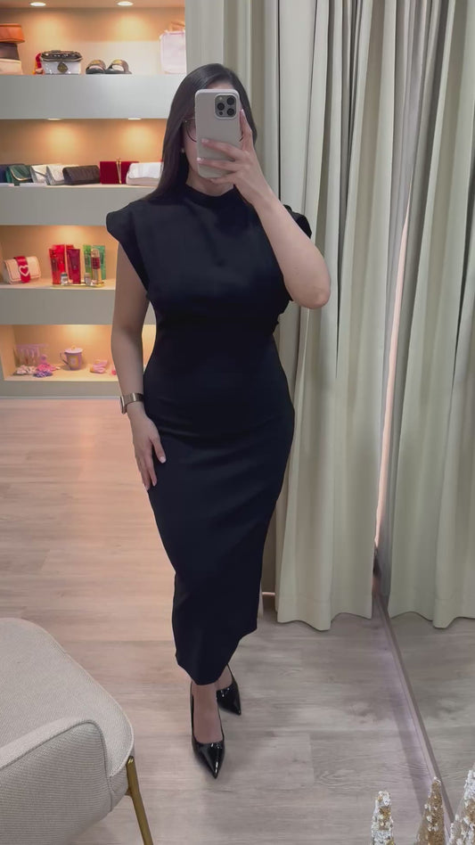 Vestido largo negro con diseño de hombros anchos
