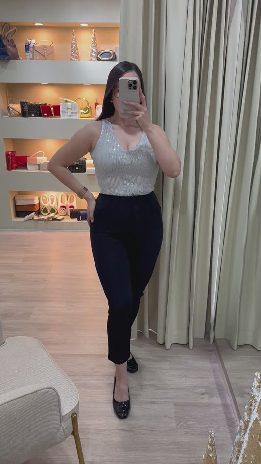 Camisa plateada de lentejuelas y cuello en V