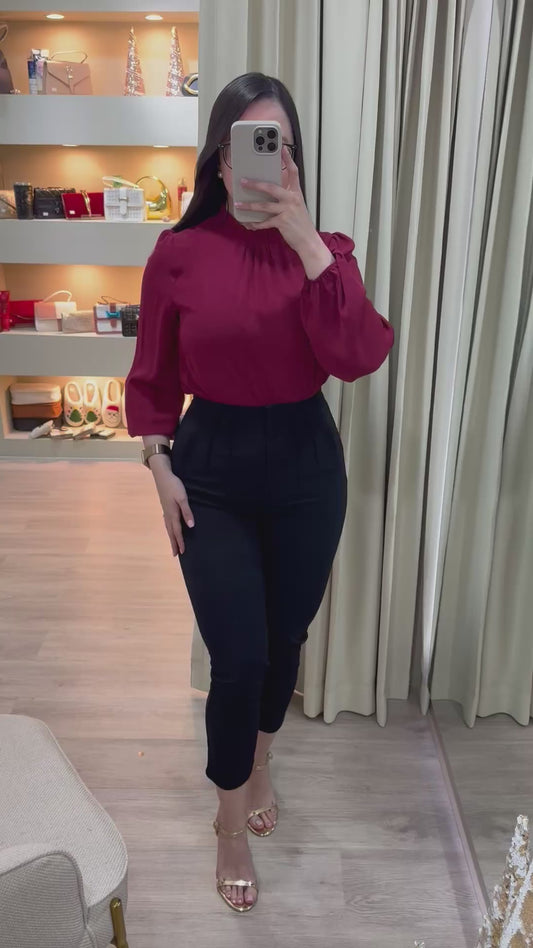 Camisa roja con manga de farol y cuello fruncido