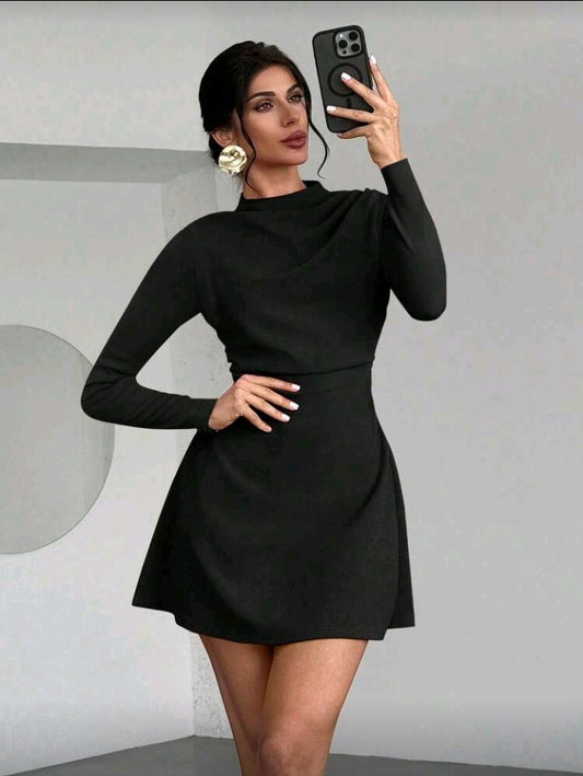 Vestido negro mini plisado de linea A elegante, minimalista