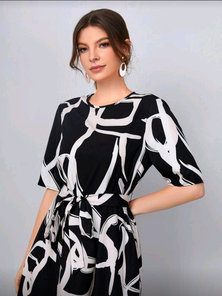 Vestido negro y blanco con cinturón