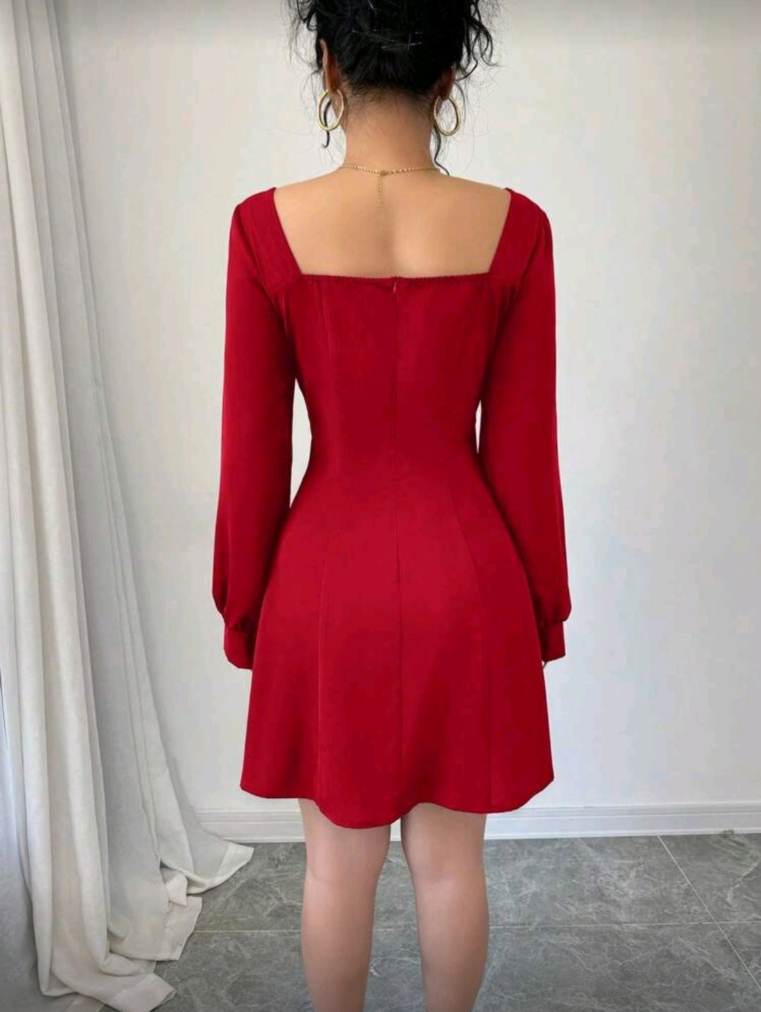 Vestido Rojo Elegante Plisado con Cuello Cuadrado