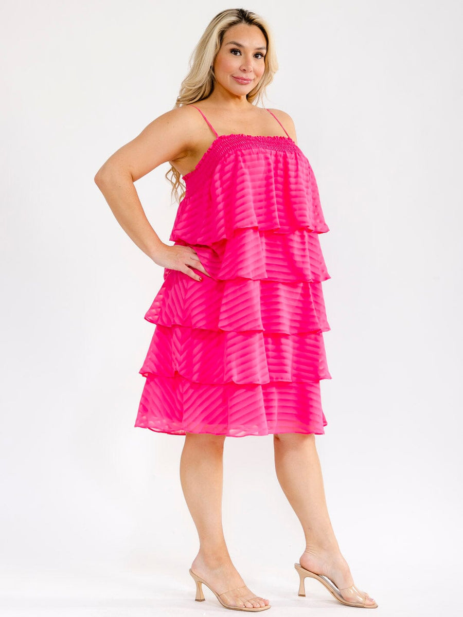 Vestido plus rosado fucsia tipo túnica, sin mangas, con escote cuadrado y diseño en capas con volantes