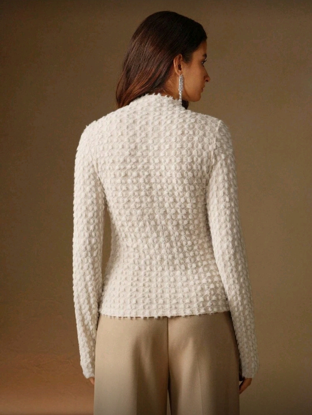 Camisa Beige de Cuello Alto y Mangas Largas